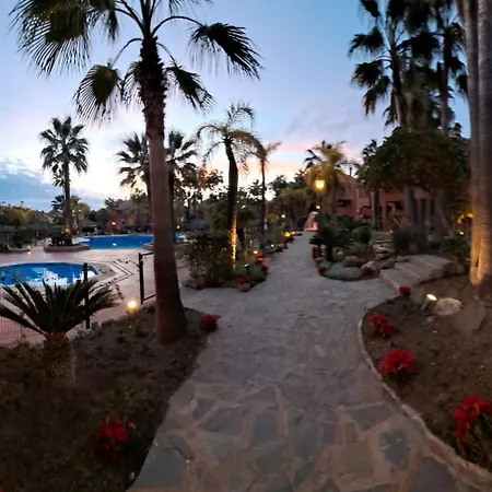 Paradis Au Bord De *